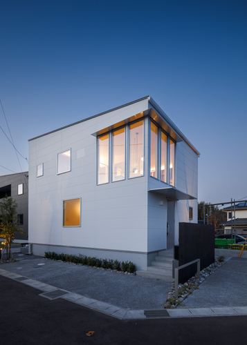 6連窓からあふれる光が温かい家庭を連想させる