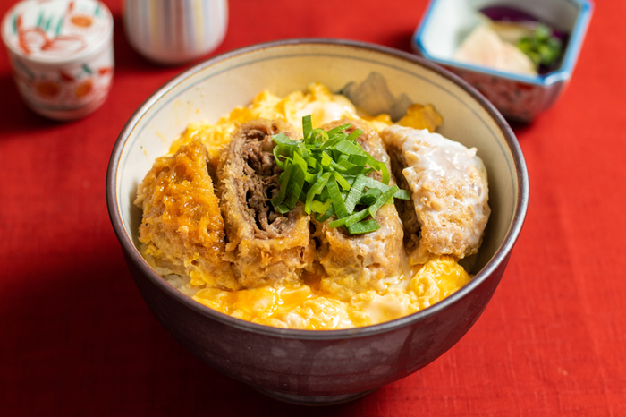 ふわふわの極み。出汁と卵でとじた重ね丑かつ丼は安心する味。