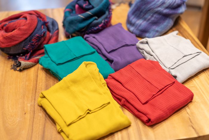 秋冬に重宝するタートルネックやショール