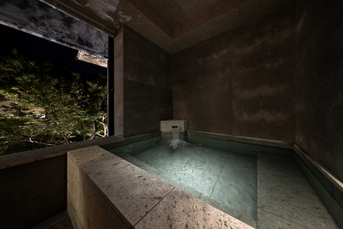 スイート客室の庭園半露天風呂