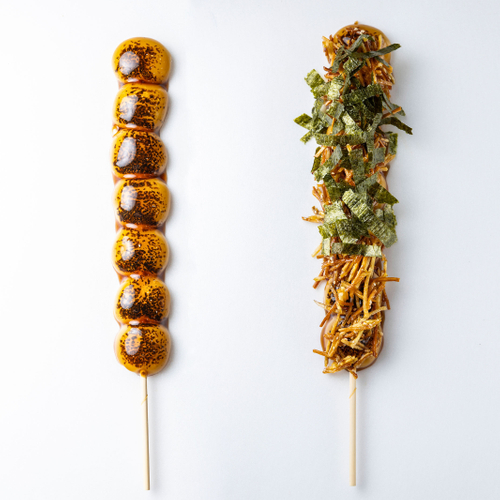 左：大玉みたらしだんご　1,300円　右：大玉けんぴみたらしだんご　1,600円