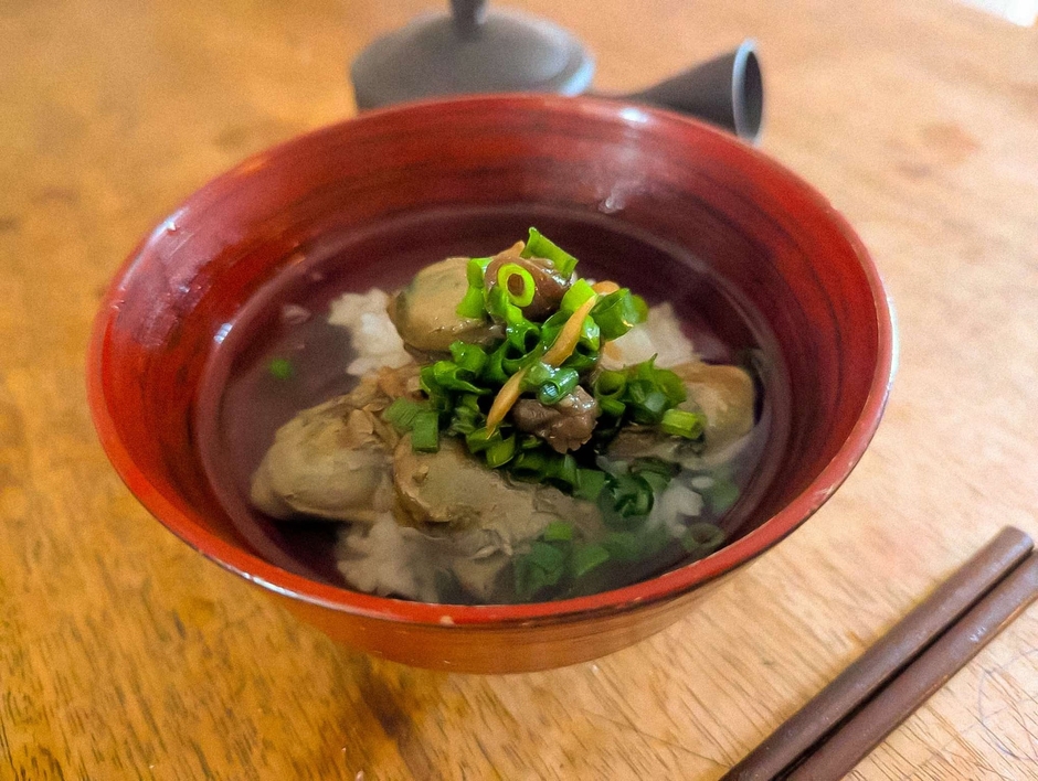 牡蠣のしぐれ煮にほうじ茶を注いだ「牡蠣の茶漬け」(横山さんのnoteより)
