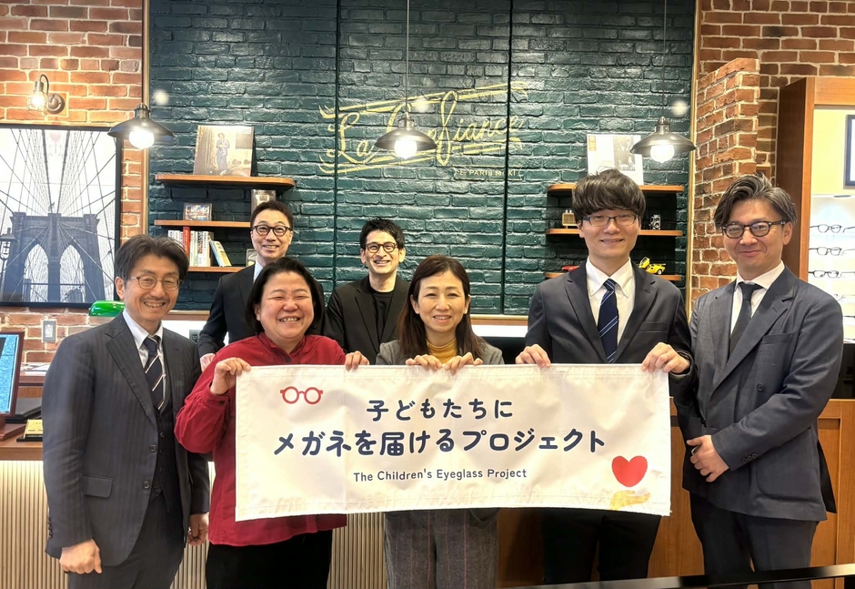 (後ろより)・大阪ジェネラルマネージャー 森下 将康 ・La Confiance by Paris Miki 淀屋橋ステーションワン店店長 田川 博規 ・株式会社パリミキホールディングス 代表取締役会長 多根 幹雄 ・特定非営利活動法人 西成チャイルド・ケア・ センター 川辺 康子様 ・NPO法人ハッピーマム 玉城 ゆかり 様 ・認定NPO法人あっとすくーる 矢野 剛 様 ・パリミキ営業本部長 成尾 斗夢