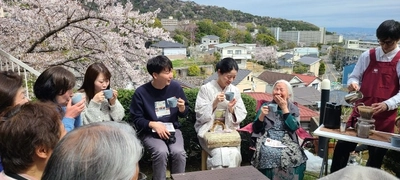 近大総合社会学部と御影のコーヒー店がウォーキングツアーを開催　地域住民がセレクトした御影の魅力スポットを学生が案内