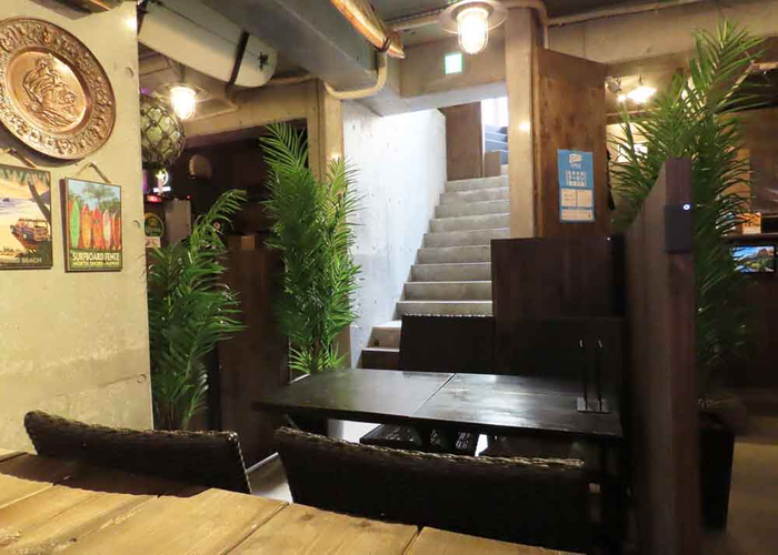 室内で焼いたお肉や海鮮を食べる