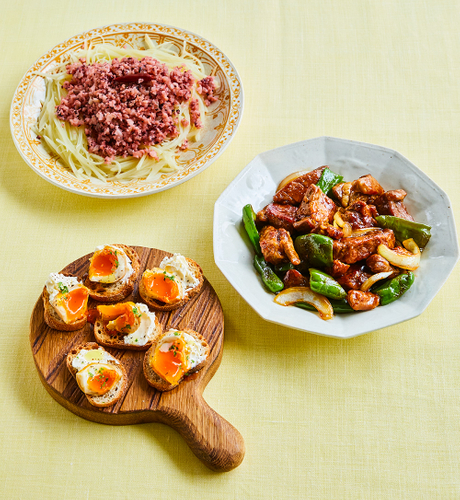 栗原心平さん&times;栗原友さん「好き」を持ち寄り にぎやかごはん：上から時計回りに、たこミンチのじゃがいも炒め、黒酢酢豚、味たまクリチーブルスケッタ