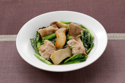 調理例(盛り付けは一人前):小松菜と豚肉の蒸し煮 (だし&オリーブオイル使用)