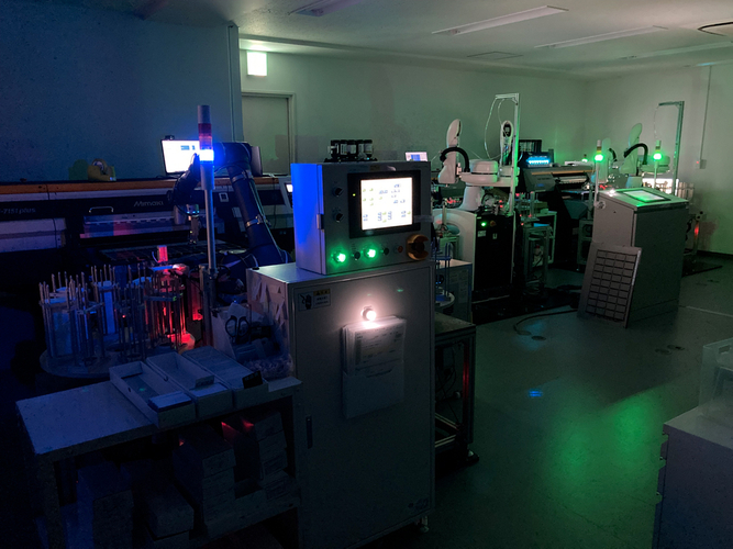 夜間に稼働する印刷設備(無人運転中の様子)