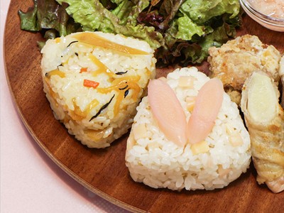 左)岩下の新生姜炊き込みおにぎり 右)岩下の新生姜 悪魔風おにぎり
