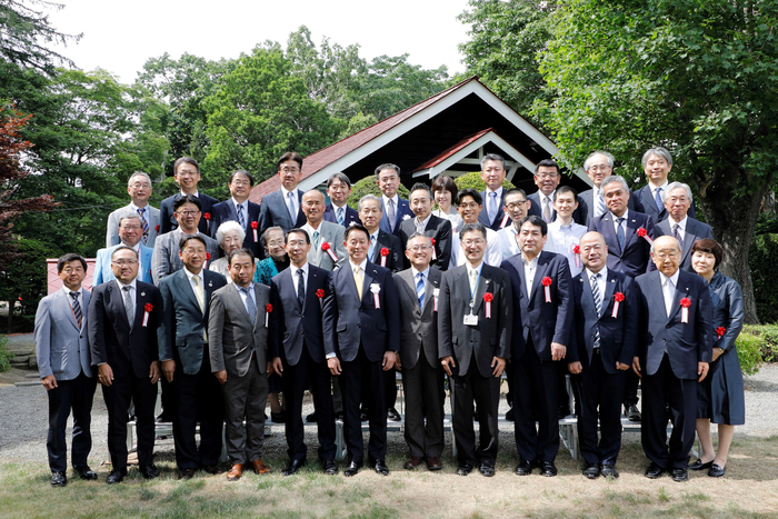 来賓および当社役員による記念撮影