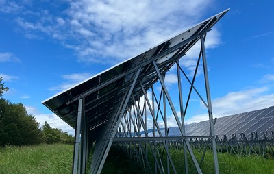 写真2：太陽光パネル(架台)