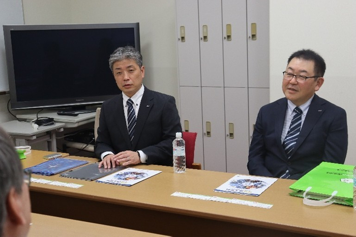 キャリア支援センターで教職員と懇談する烏田社長（右）と小林マネージャー（左）
