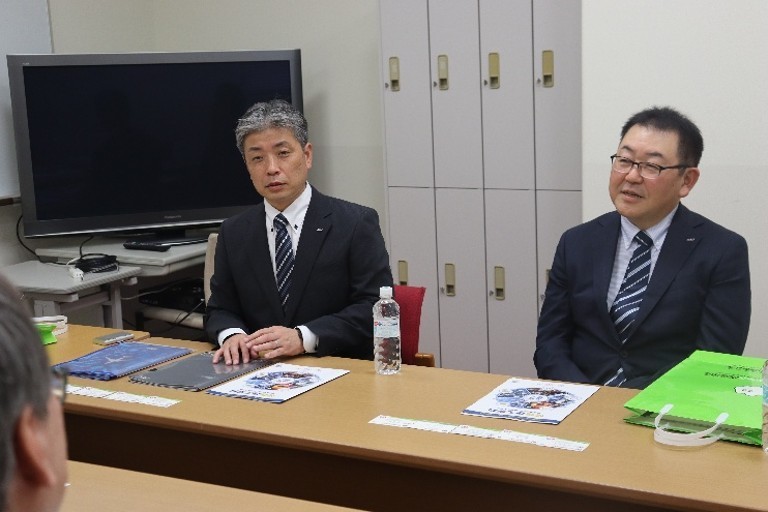 キャリア支援センターで教職員と懇談する烏田社長(右)と小林マネージャー(左)