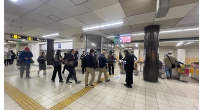 令和7年（2025年）11月に実施した長田駅乗降者への意識調査の様子