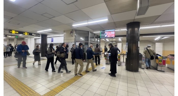令和7年（2025年）11月に実施した長田駅乗降者への意識調査の様子
