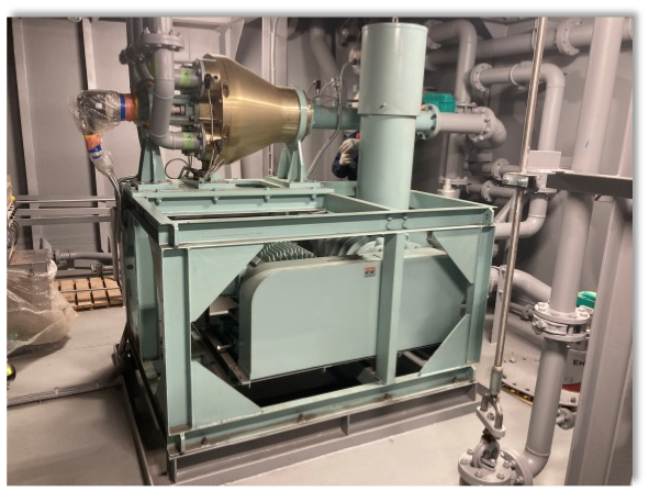 写真3　空気潤滑システム（ブロワ、周期吹き出し装置）