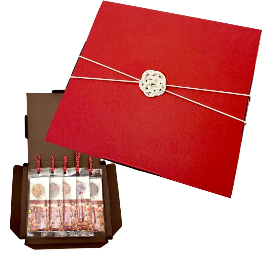 伝統の「てまり」をモチーフにした、色とりどりのあめ。贈り物にぴったりの上品なボックス入り。