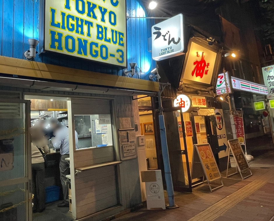 うどん屋さんの右側階段から二階へ