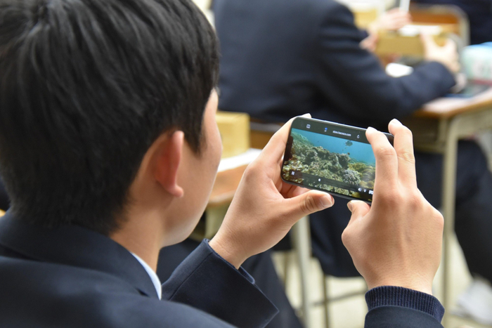 VR体験に臨む生徒