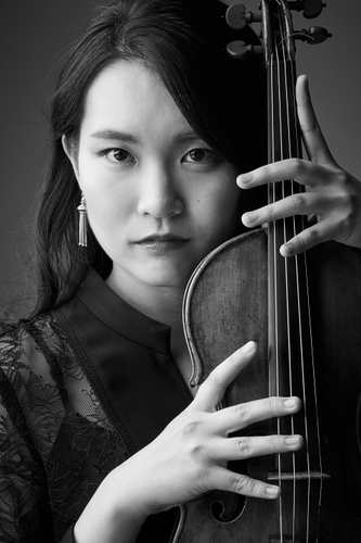 辻　彩奈　　《&copy;Makoto Kamiya》