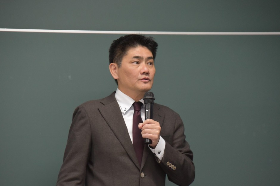 講評を述べる伊川副学長