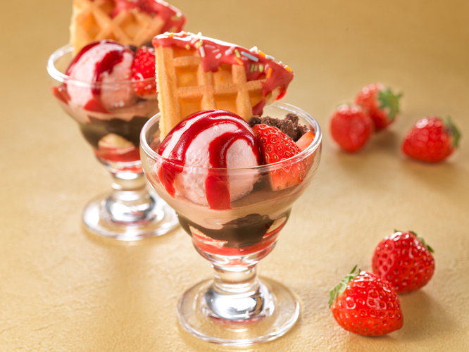 いちごとチョコのワッフルパフェ
