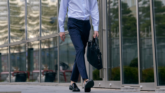 Super airy wool slacks 着用イメージ