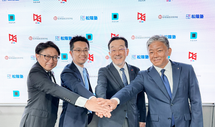 (写真左から)株式会社戦国 代表取締役社長　西田 圭(にしだ けい)／株式会社ショウイン 代表取締役社長　因 脩祐(いん しゅうすけ)／学校法人明倫学園 萩明倫館高等学校　理事長　田中 正徳(たなか まさのり)／株式会社大広九州 代表取締役社長　瞿曇 啓亮(くずみ けいすけ)