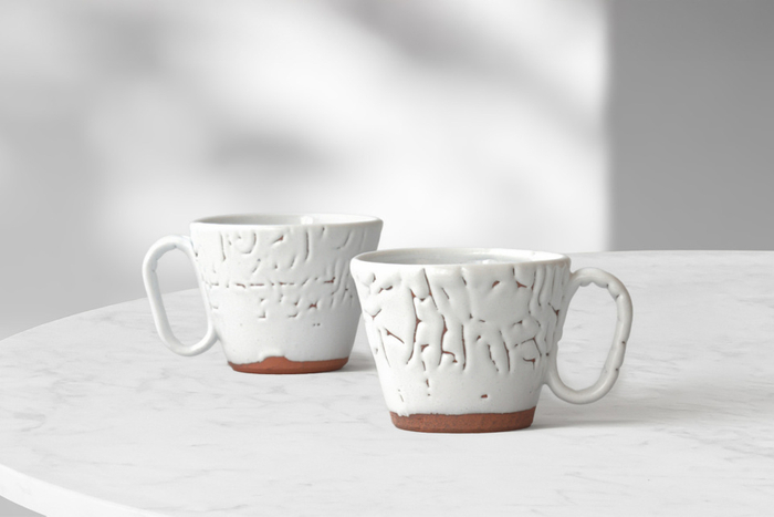 荒土の力強い質感の中に生まれる、一点ごとに異なる自然の芸術が、趣ある個性を愉しめる一品。