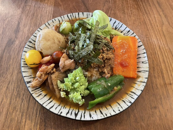 山椒豚キーマとチキンカレーと蒸し野菜　