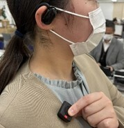 図：ワイヤレスイヤホンマイクとボタン