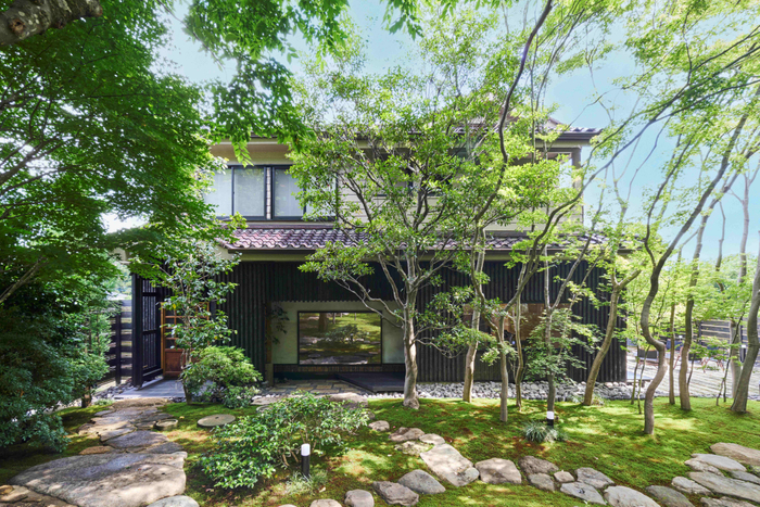 焼き杉とグリーンが調和するエクステリア【神奈川】