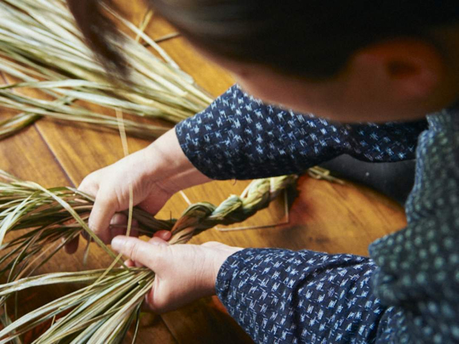 体験の例：築250年の叶津番所で囲炉裏を囲んでしめ縄作り