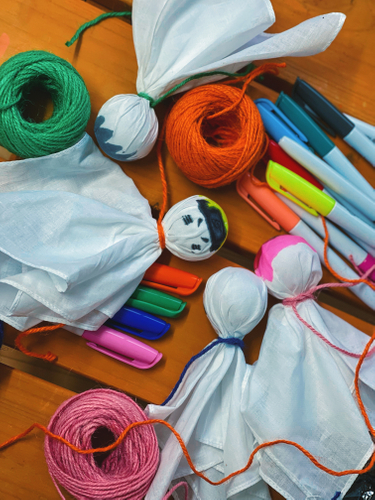 ▲晴れを祈願する&ldquo;てるてる坊主&rdquo;を制作しよう！