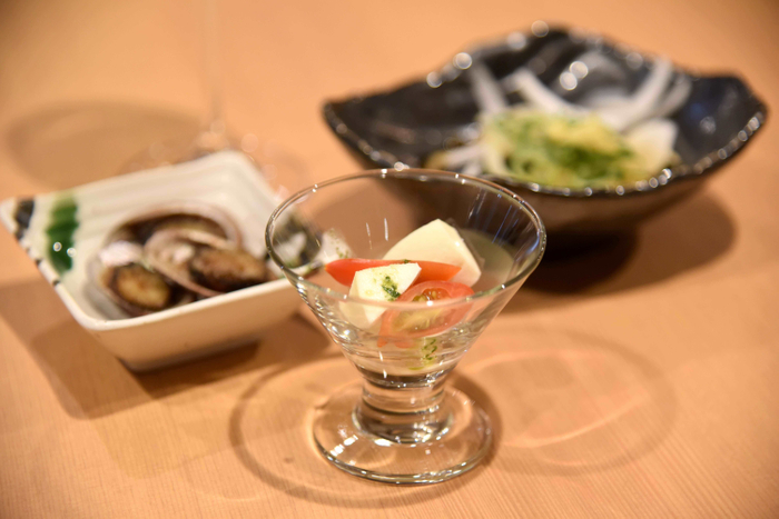 高知県産トマトのカプレーゼなど前菜3種