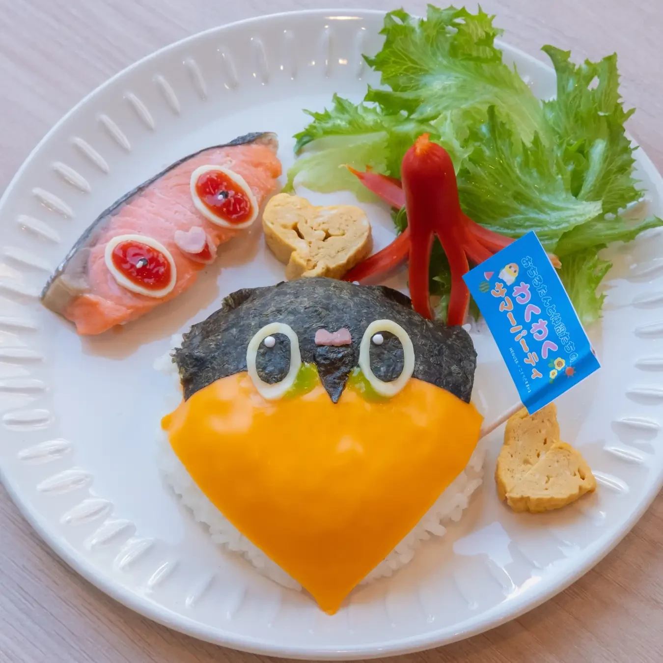 まずは、ずぐまるおにぎりをそのままパクッ♪ かわいい姿を眺めながら、ゆっくりお楽しめるプレート。
