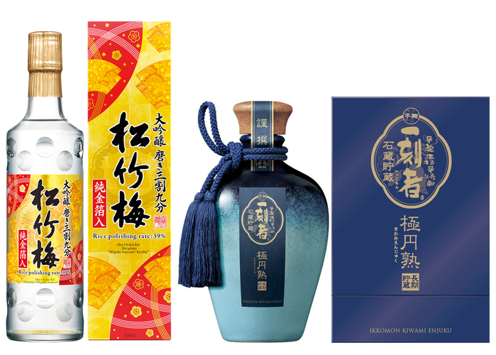 左から、“超特撰松竹梅〈大吟醸〉「磨き三割九分」純金箔入” “全量芋焼酎「一刻者」〈極円熟〉(免税店限定カートン入)”