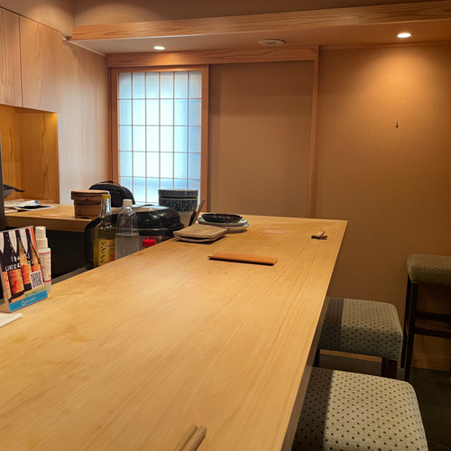 落ち着いたカウンター席　