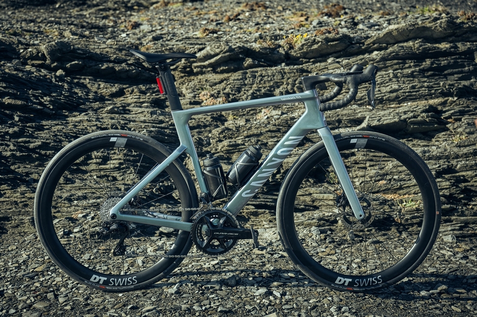 エアロードやエンデュレース CFRといったレースバイクよりもスタックを高く（ハンドルを高く）、リーチを短く（ハンドルを近く）設計した、スポーツジオメトリーを採用。より自然で無理のないアップライトポジションにより、長時間のライドでも高いパフォーマンスを発揮し続けることができます。