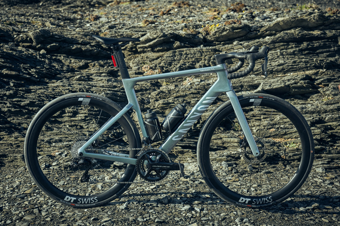 エアロードやエンデュレース CFRといったレースバイクよりもスタックを高く（ハンドルを高く）、リーチを短く（ハンドルを近く）設計した、スポーツジオメトリーを採用。より自然で無理のないアップライトポジションにより、長時間のライドでも高いパフォーマンスを発揮し続けることができます。