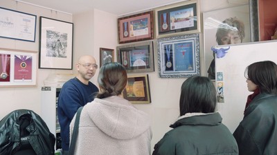 技能五輪で金メダル獲得に携わってきた蜜沢大輔氏の話に耳を傾ける学生たち。