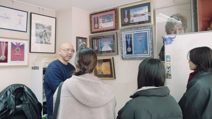 技能五輪で金メダル獲得に携わってきた蜜沢大輔氏の話に耳を傾ける学生たち。