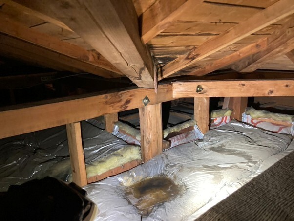 【画像3】銅板谷樋の穴開きにより屋根裏へ雨水浸入し、断熱材へ雨水が滞留しているようす(1)