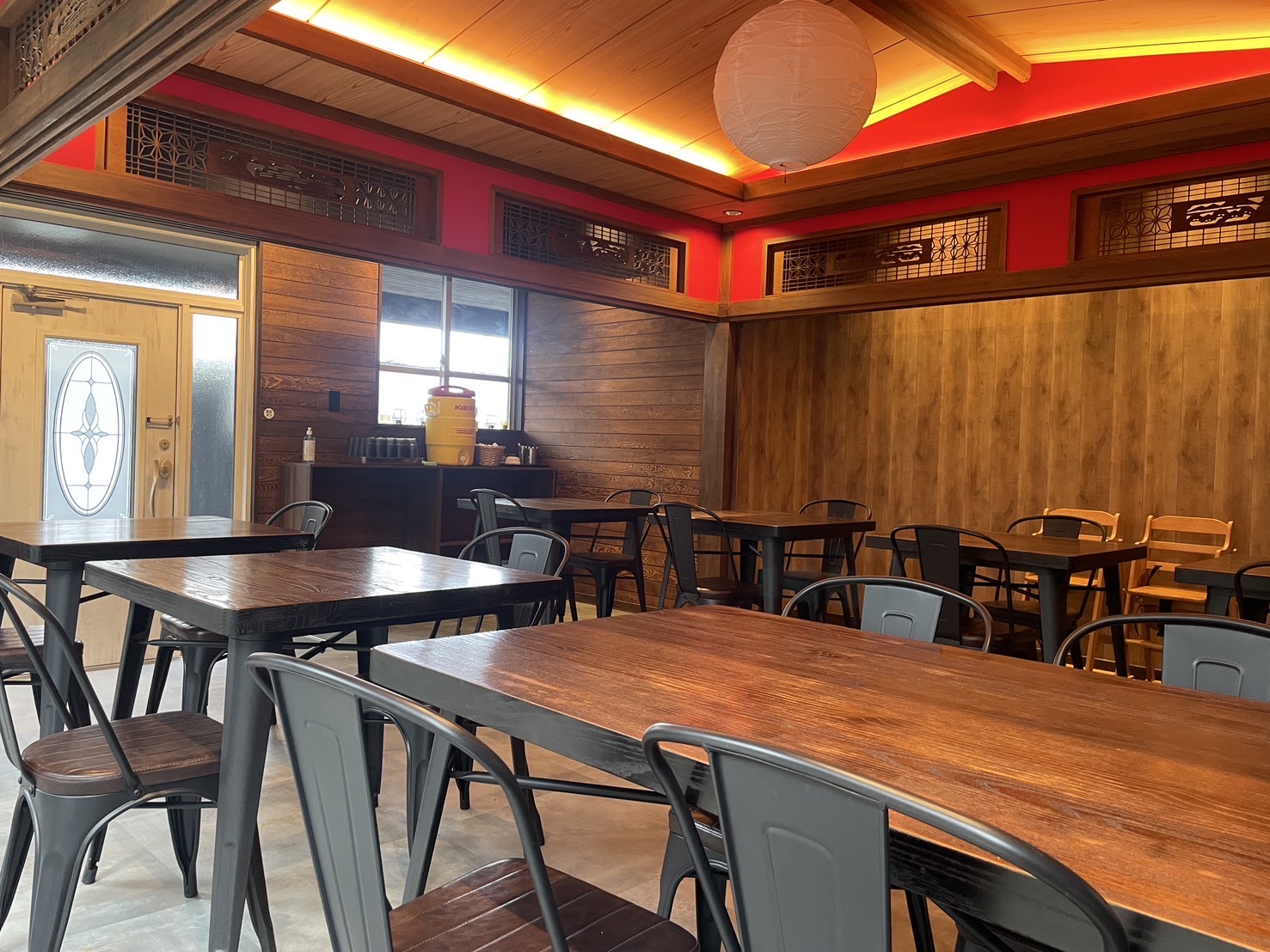 木を基調とした落ち着いた雰囲気の店内