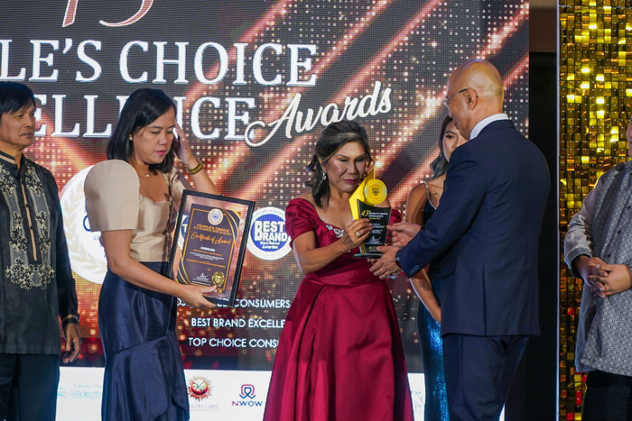 授賞式でトロフィーを受け取るQQEnglish代表の藤岡頼光の様子