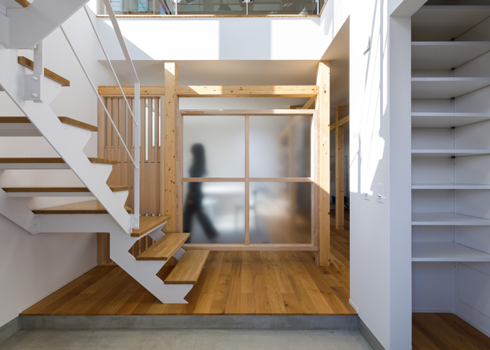 明るさと視線の抜けを感じるパーテーション　Flxy WALL