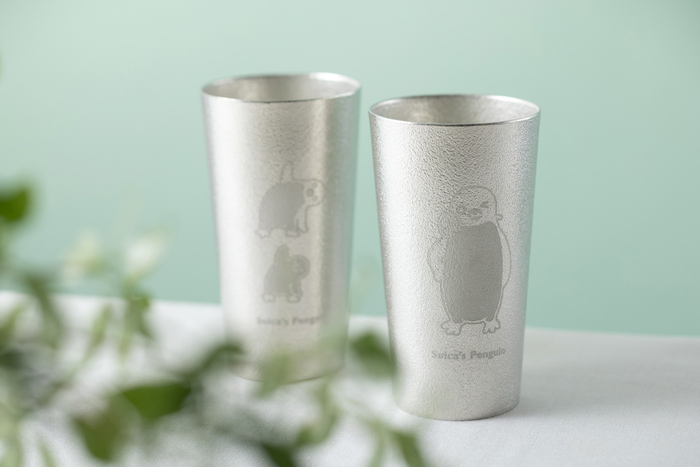 「Suicaのペンギン 錫のビアカップ」 左:ヨガ、右:バラ 各11,000円(税込)