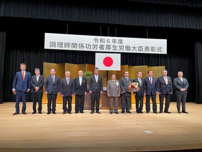 令和6年度厚生労働大臣表彰式の様子(写真左から6人目)2024年11月27日実施