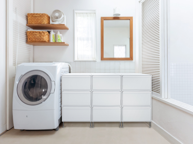 ランドリールームの収納にアジャスター付きでお掃除しやすく