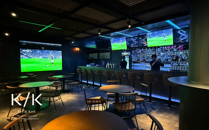 メタル質感と光が織りなす空間